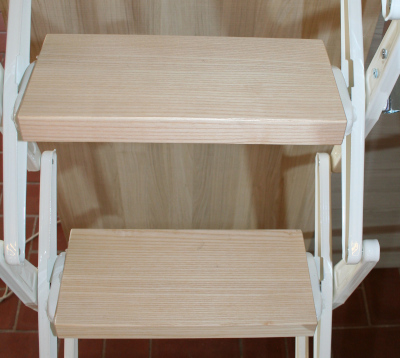 struttura a pantografo con gradino in legno